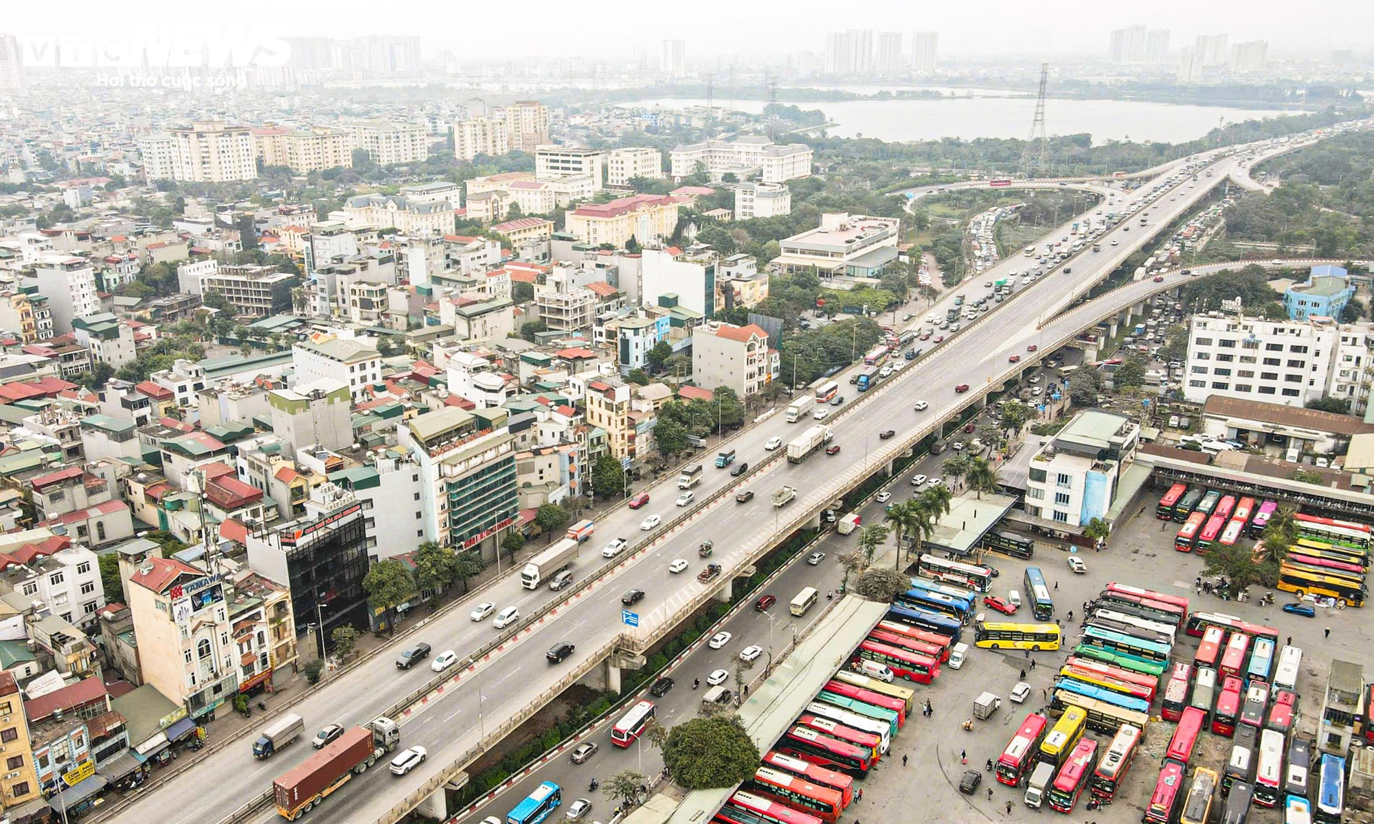 Đường H&agrave; Nội kẹt cứng trong ng&agrave;y l&agrave;m việc cuối c&ugrave;ng của năm 2025 - Ảnh 17.