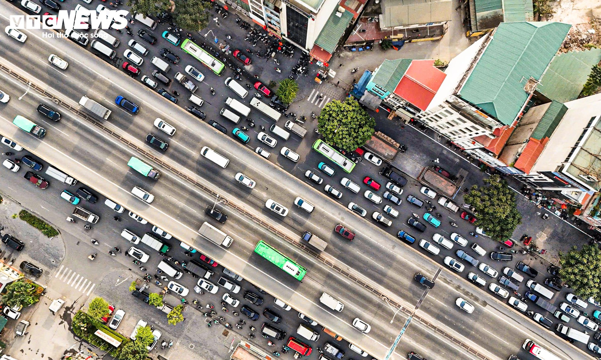 Đường H&agrave; Nội kẹt cứng trong ng&agrave;y l&agrave;m việc cuối c&ugrave;ng của năm 2025 - Ảnh 18.