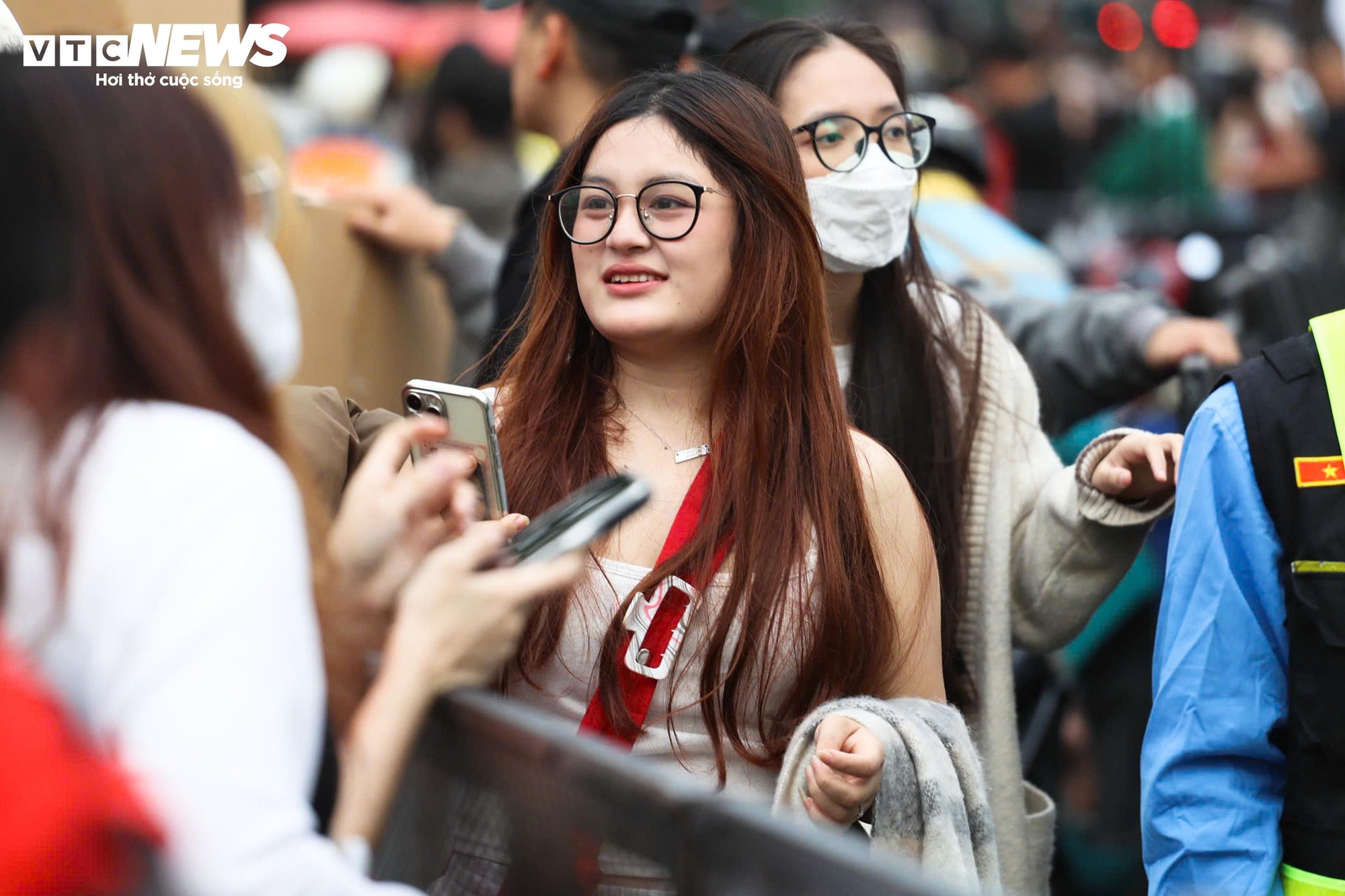 Đường H&agrave; Nội kẹt cứng trong ng&agrave;y l&agrave;m việc cuối c&ugrave;ng của năm 2025 - Ảnh 13.