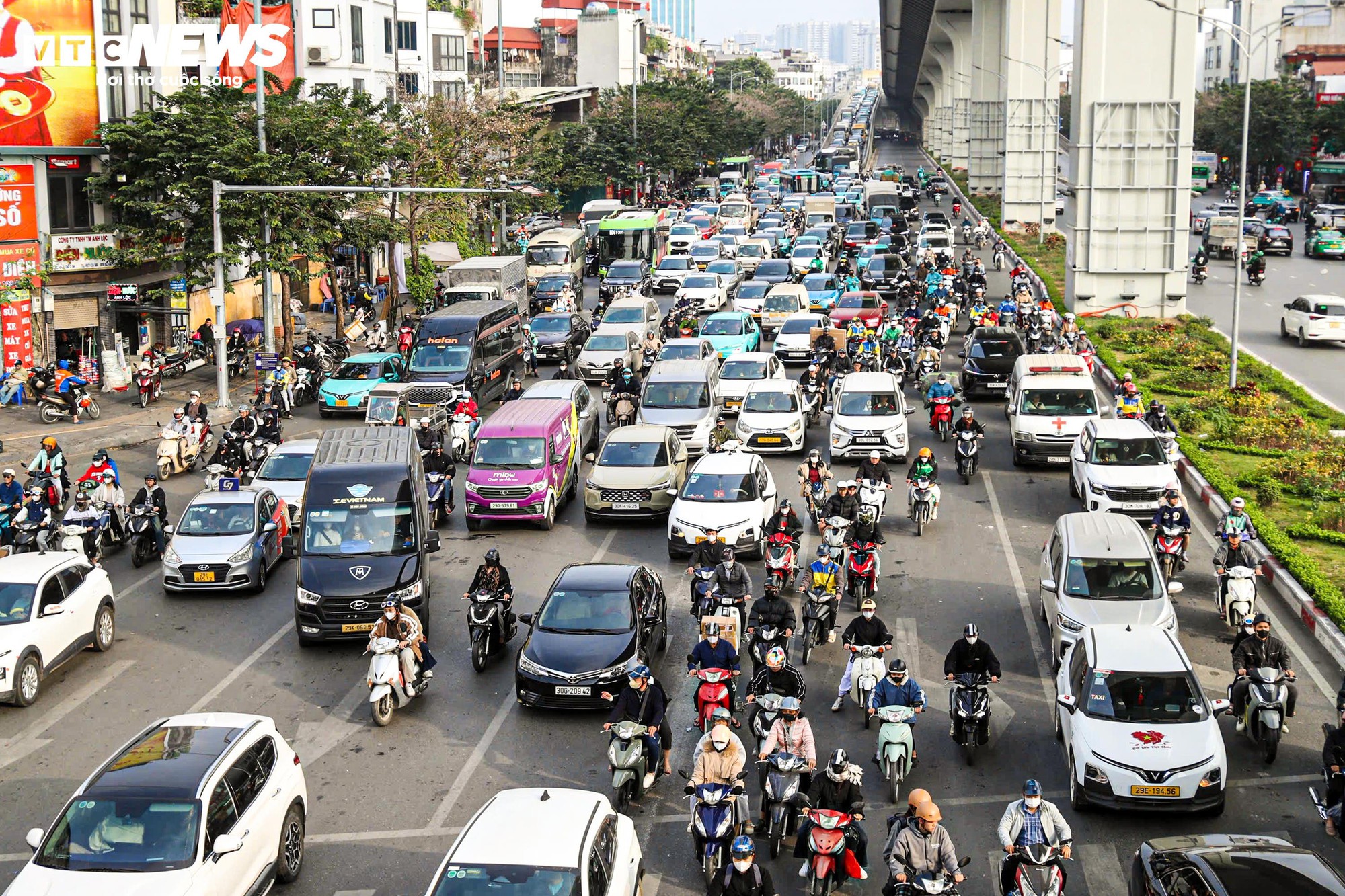 Đường H&agrave; Nội kẹt cứng trong ng&agrave;y l&agrave;m việc cuối c&ugrave;ng của năm 2025 - Ảnh 2.