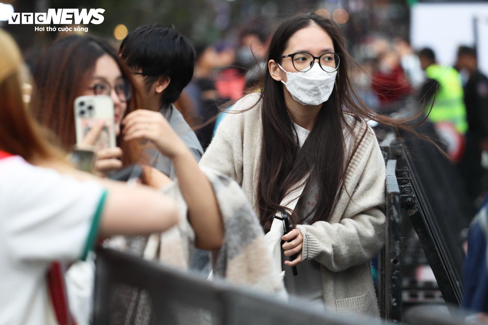 Đường H&agrave; Nội kẹt cứng trong ng&agrave;y l&agrave;m việc cuối c&ugrave;ng của năm 2025 - Ảnh 14.