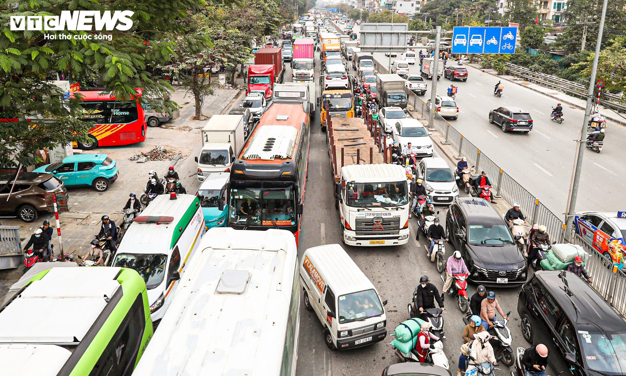 Đường H&agrave; Nội kẹt cứng trong ng&agrave;y l&agrave;m việc cuối c&ugrave;ng của năm 2025 - Ảnh 3.