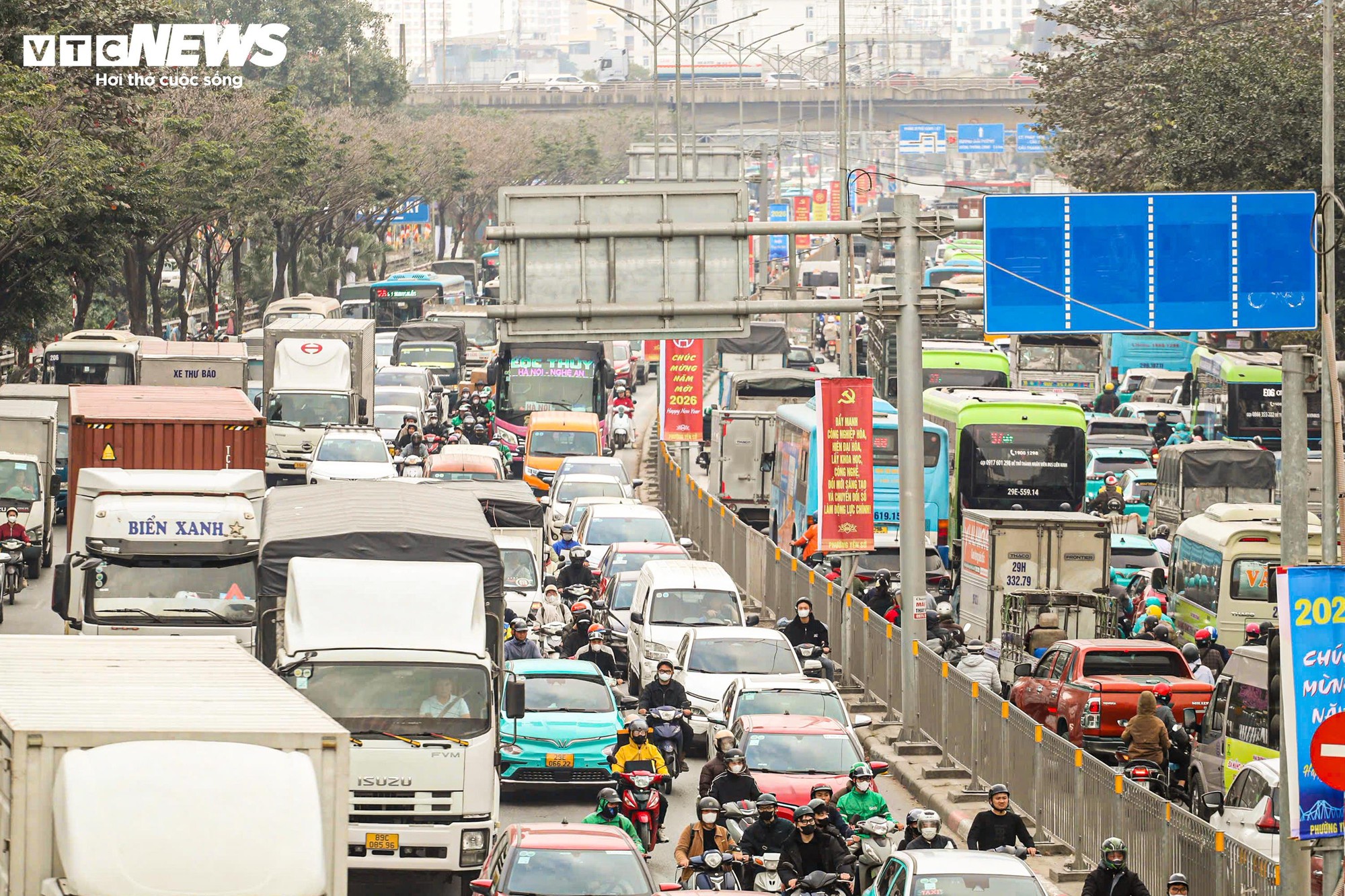 Đường H&agrave; Nội kẹt cứng trong ng&agrave;y l&agrave;m việc cuối c&ugrave;ng của năm 2025 - Ảnh 4.