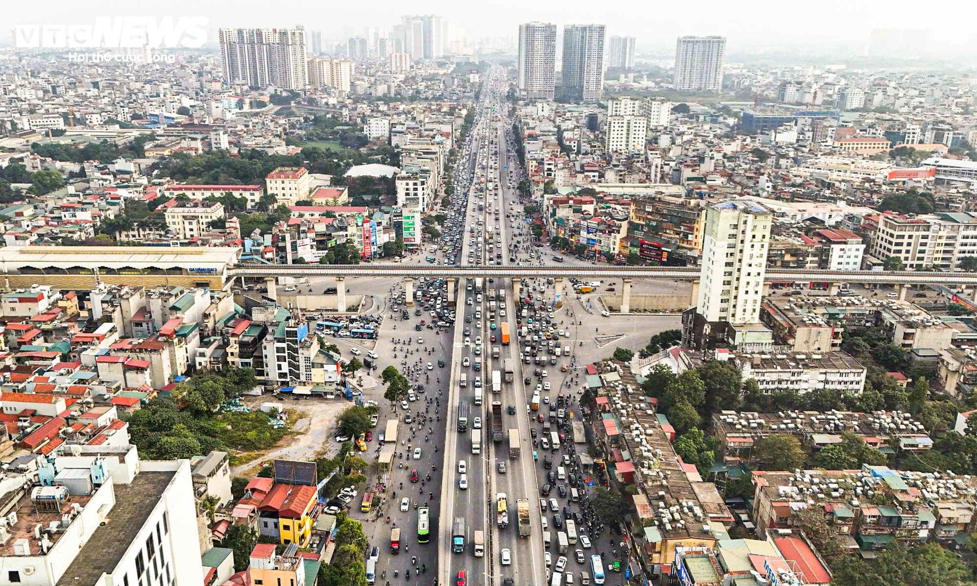 Đường H&agrave; Nội kẹt cứng trong ng&agrave;y l&agrave;m việc cuối c&ugrave;ng của năm 2025 - Ảnh 5.