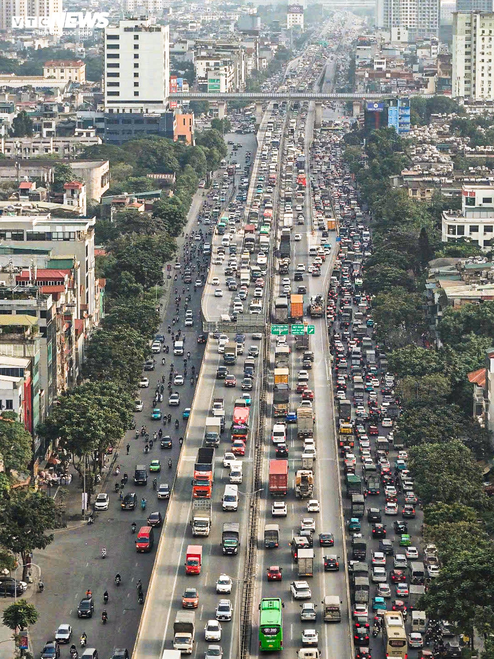 Đường H&agrave; Nội kẹt cứng trong ng&agrave;y l&agrave;m việc cuối c&ugrave;ng của năm 2025 - Ảnh 6.