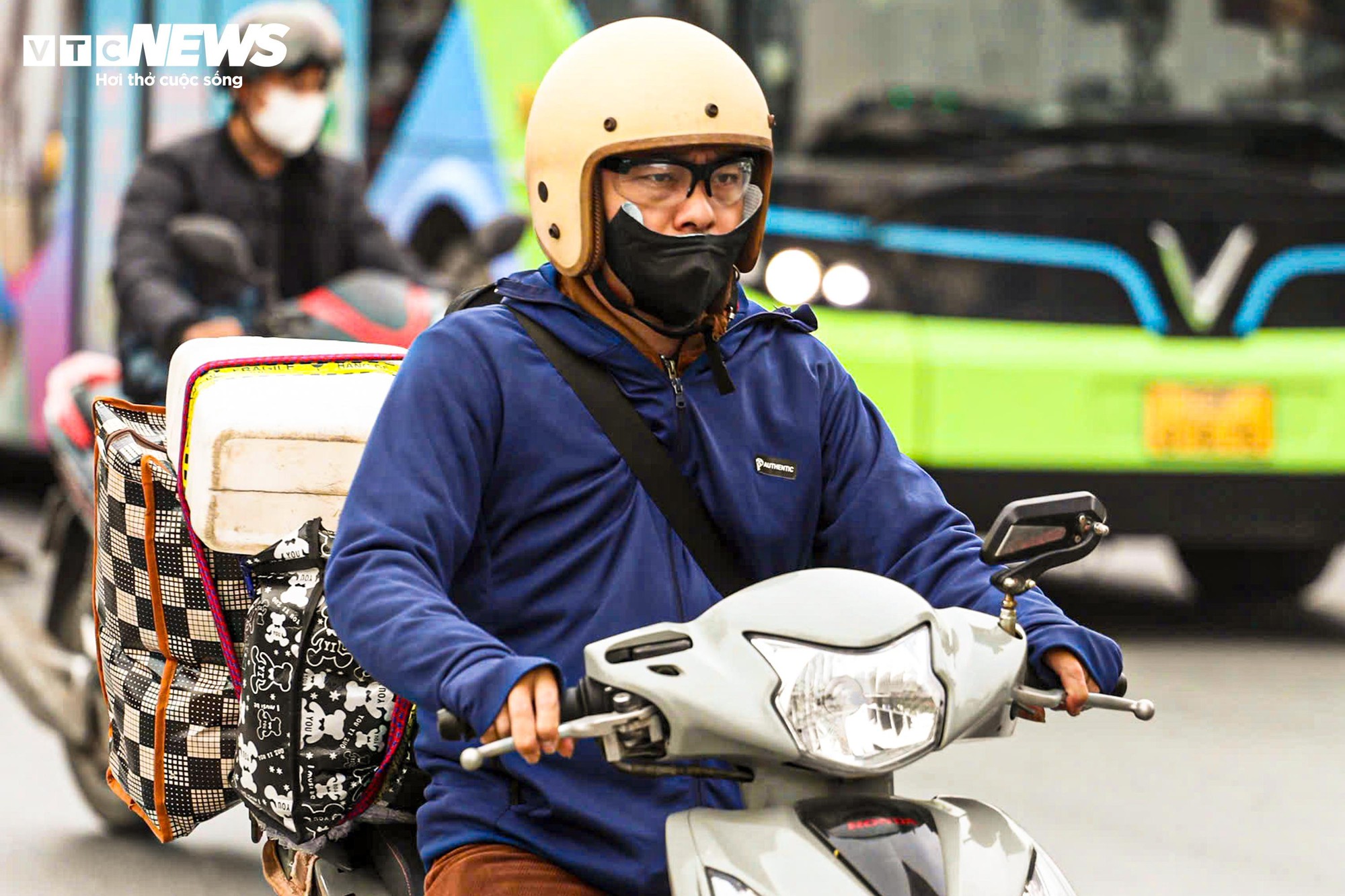 Đường H&agrave; Nội kẹt cứng trong ng&agrave;y l&agrave;m việc cuối c&ugrave;ng của năm 2025 - Ảnh 7.