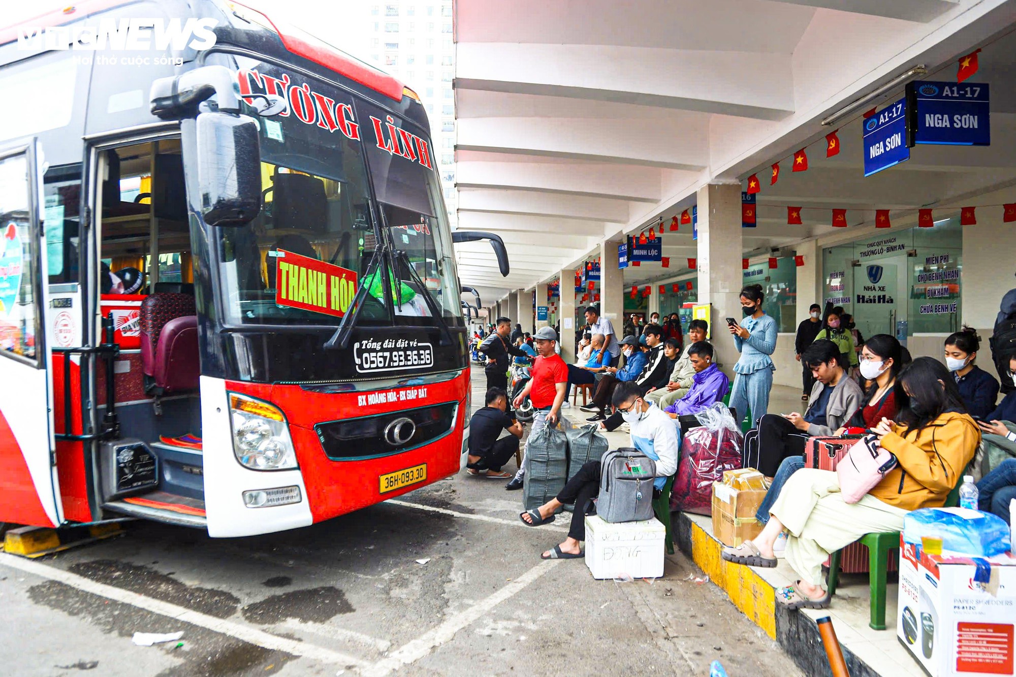 Đường H&agrave; Nội kẹt cứng trong ng&agrave;y l&agrave;m việc cuối c&ugrave;ng của năm 2025 - Ảnh 9.