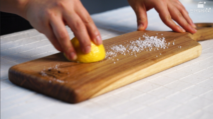 Một nh&uacute;m muối - 9 c&aacute;ch 'cứu nguy' trong cuộc sống h&agrave;ng ng&agrave;y - Ảnh 1.