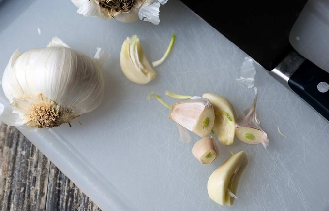 Sai lầm khi d&ugrave;ng tỏi nhiều người mắc phải - Ảnh 2.