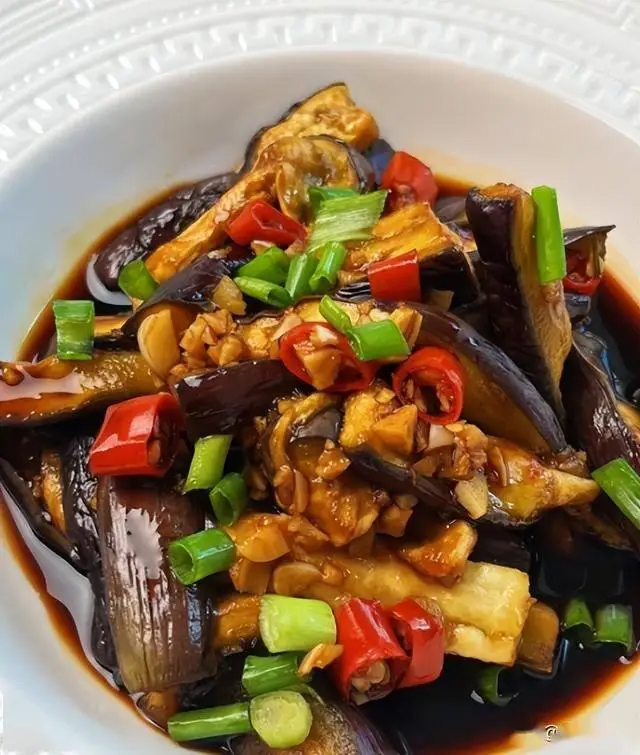 Phụ nữ muốn chống l&atilde;o h&oacute;a n&ecirc;n ăn 5 loại rau gi&agrave;u kiềm v&agrave;o m&ugrave;a đ&ocirc;ng: Ch&uacute;ng sản sinh estrogen v&ocirc; địch, khu&ocirc;n mặt trẻ hơn d&ugrave; ở tuổi n&agrave;o - Ảnh 2.