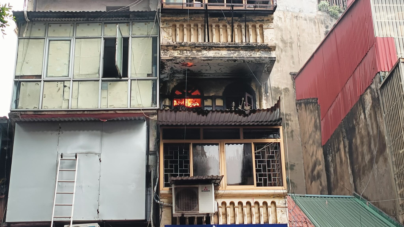 H&agrave; Nội: Ch&aacute;y nh&agrave; tr&ecirc;n phố H&agrave;ng M&atilde;, một người tr&egrave;o ra m&aacute;i hi&ecirc;n tầng 3 ng&atilde; xuống đường - Ảnh 7.