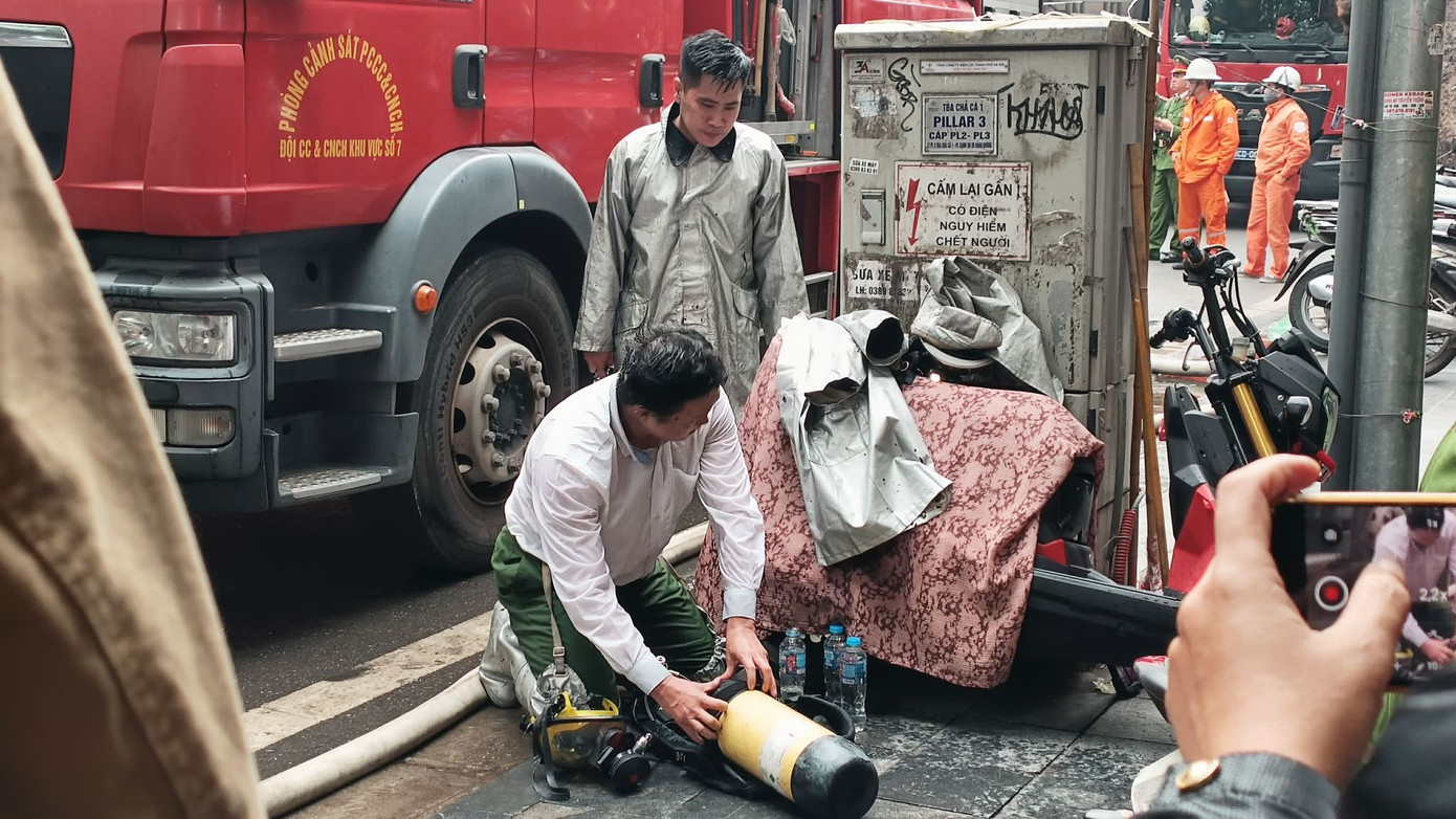H&agrave; Nội: Ch&aacute;y nh&agrave; tr&ecirc;n phố H&agrave;ng M&atilde;, một người tr&egrave;o ra m&aacute;i hi&ecirc;n tầng 3 ng&atilde; xuống đường - Ảnh 8.