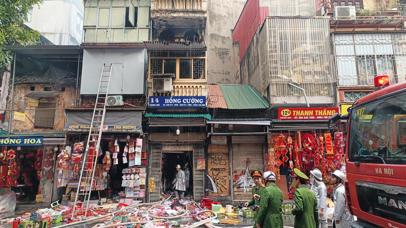 H&agrave; Nội: Ch&aacute;y nh&agrave; tr&ecirc;n phố H&agrave;ng M&atilde;, một người tr&egrave;o ra m&aacute;i hi&ecirc;n tầng 3 ng&atilde; xuống đường - Ảnh 6.