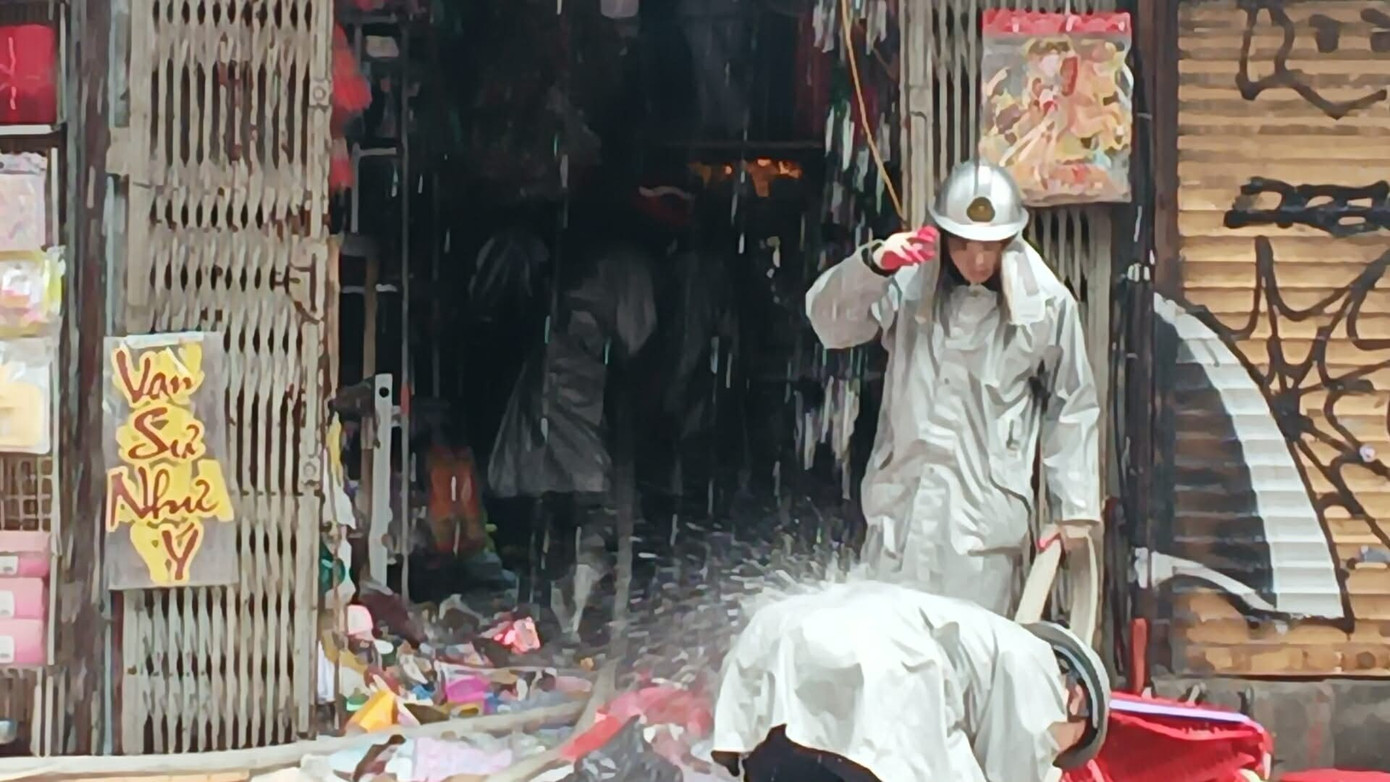 H&agrave; Nội: Ch&aacute;y nh&agrave; tr&ecirc;n phố H&agrave;ng M&atilde;, một người tr&egrave;o ra m&aacute;i hi&ecirc;n tầng 3 ng&atilde; xuống đường - Ảnh 5.