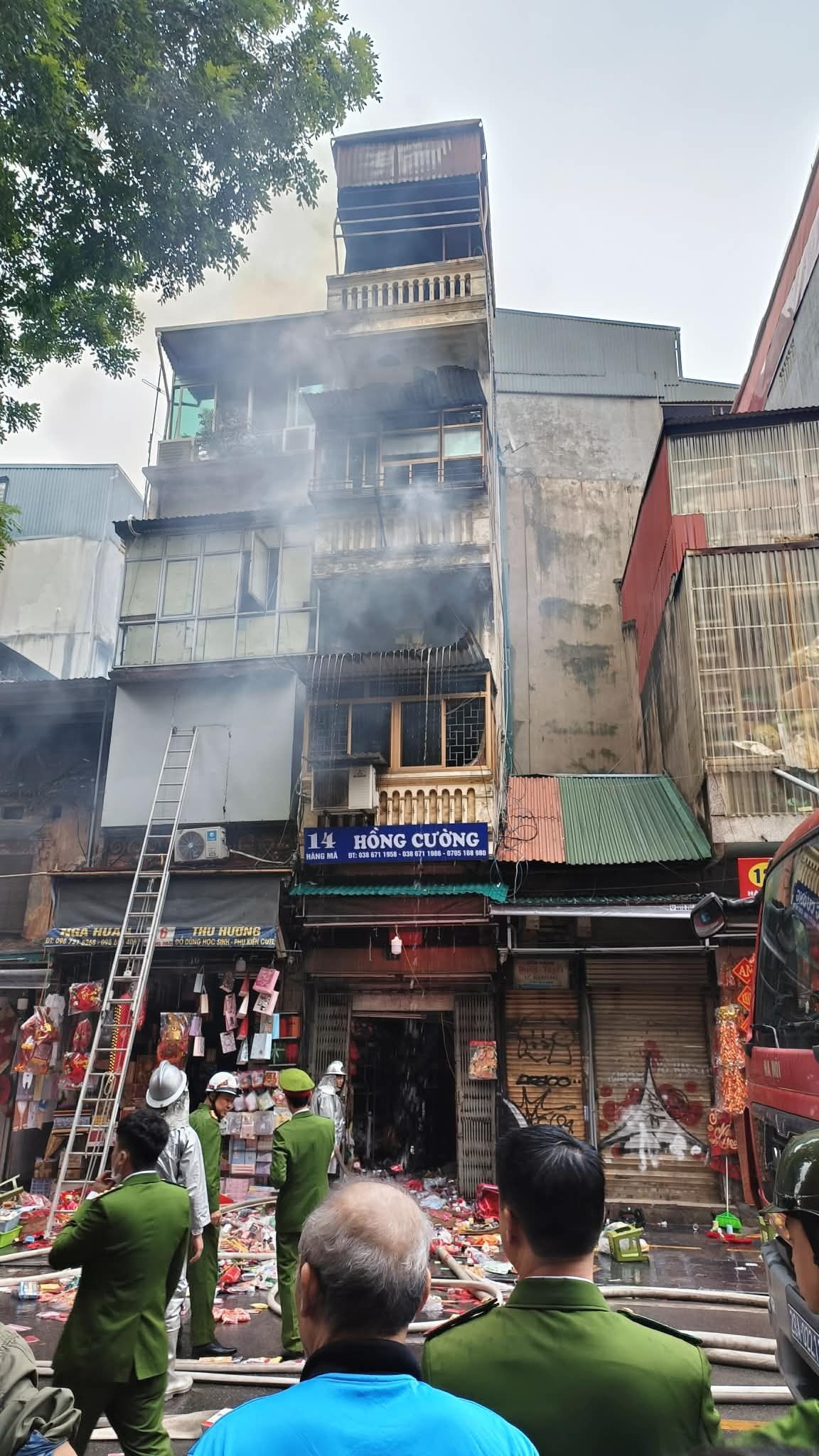H&agrave; Nội: Ch&aacute;y nh&agrave; tr&ecirc;n phố H&agrave;ng M&atilde;, một người tr&egrave;o ra m&aacute;i hi&ecirc;n tầng 3 ng&atilde; xuống đường - Ảnh 4.