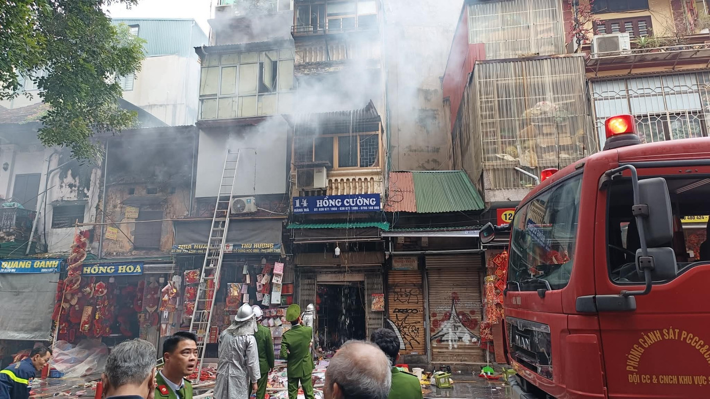 H&agrave; Nội: Ch&aacute;y nh&agrave; tr&ecirc;n phố H&agrave;ng M&atilde;, một người tr&egrave;o ra m&aacute;i hi&ecirc;n tầng 3 ng&atilde; xuống đường - Ảnh 3.