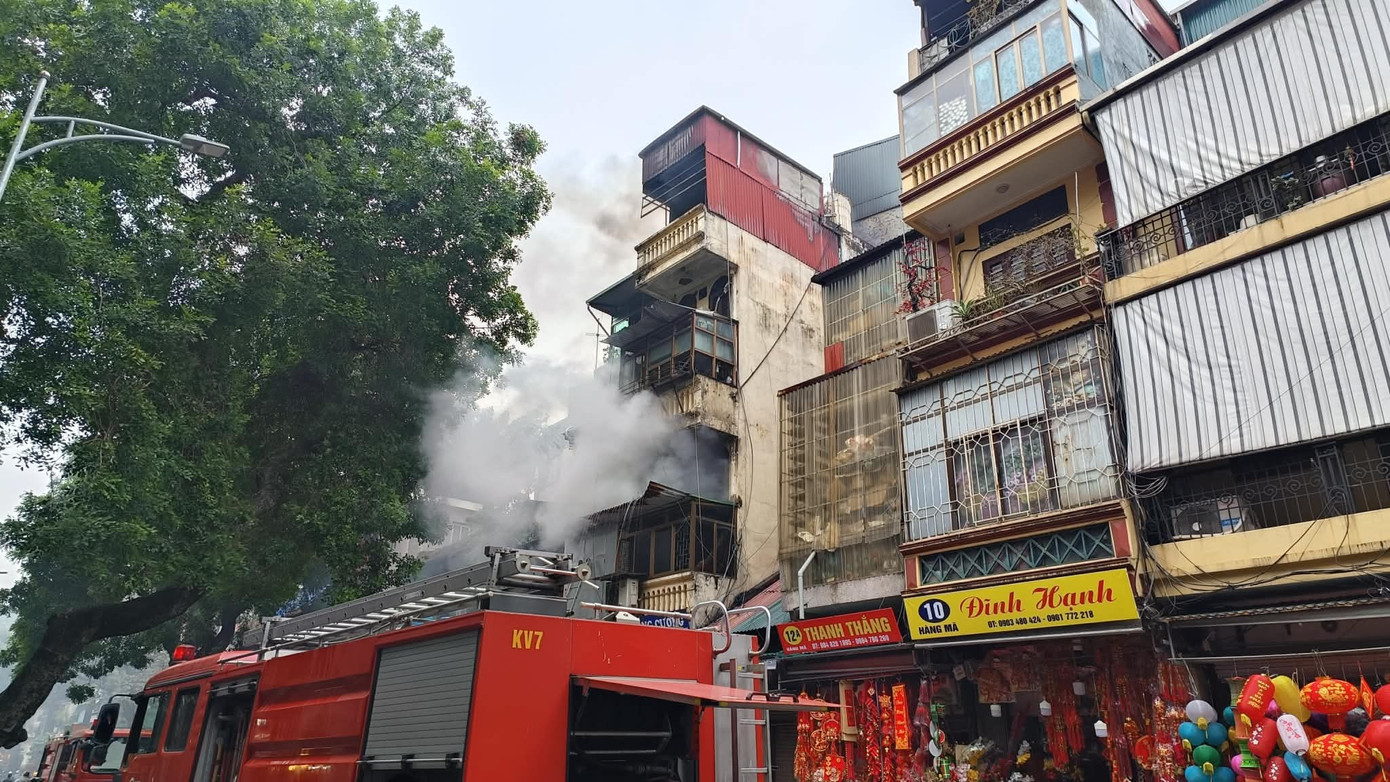 H&agrave; Nội: Ch&aacute;y nh&agrave; tr&ecirc;n phố H&agrave;ng M&atilde;, một người tr&egrave;o ra m&aacute;i hi&ecirc;n tầng 3 ng&atilde; xuống đường - Ảnh 2.