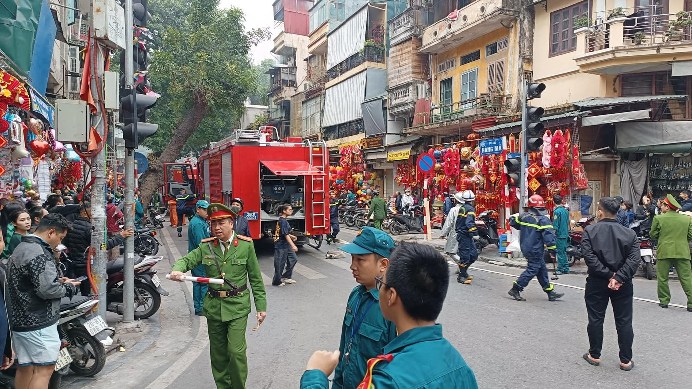 H&agrave; Nội: Ch&aacute;y nh&agrave; tr&ecirc;n phố H&agrave;ng M&atilde;, một người tr&egrave;o ra m&aacute;i hi&ecirc;n tầng 3 ng&atilde; xuống đường - Ảnh 1.