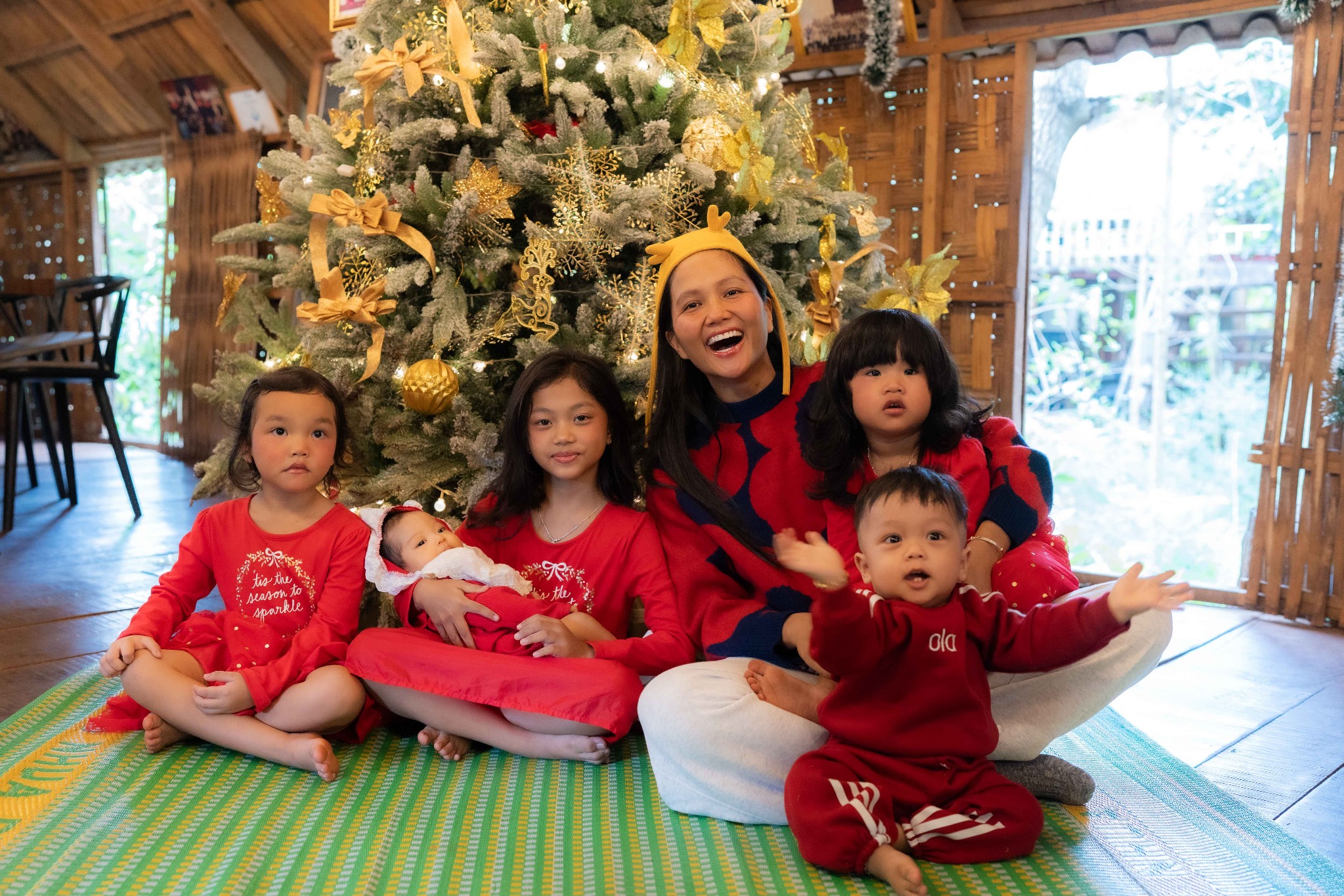 Con gái H'Hen Niê đón Giáng sinh đầu tiên đáng yêu cùng gia đình - Ảnh 7.
