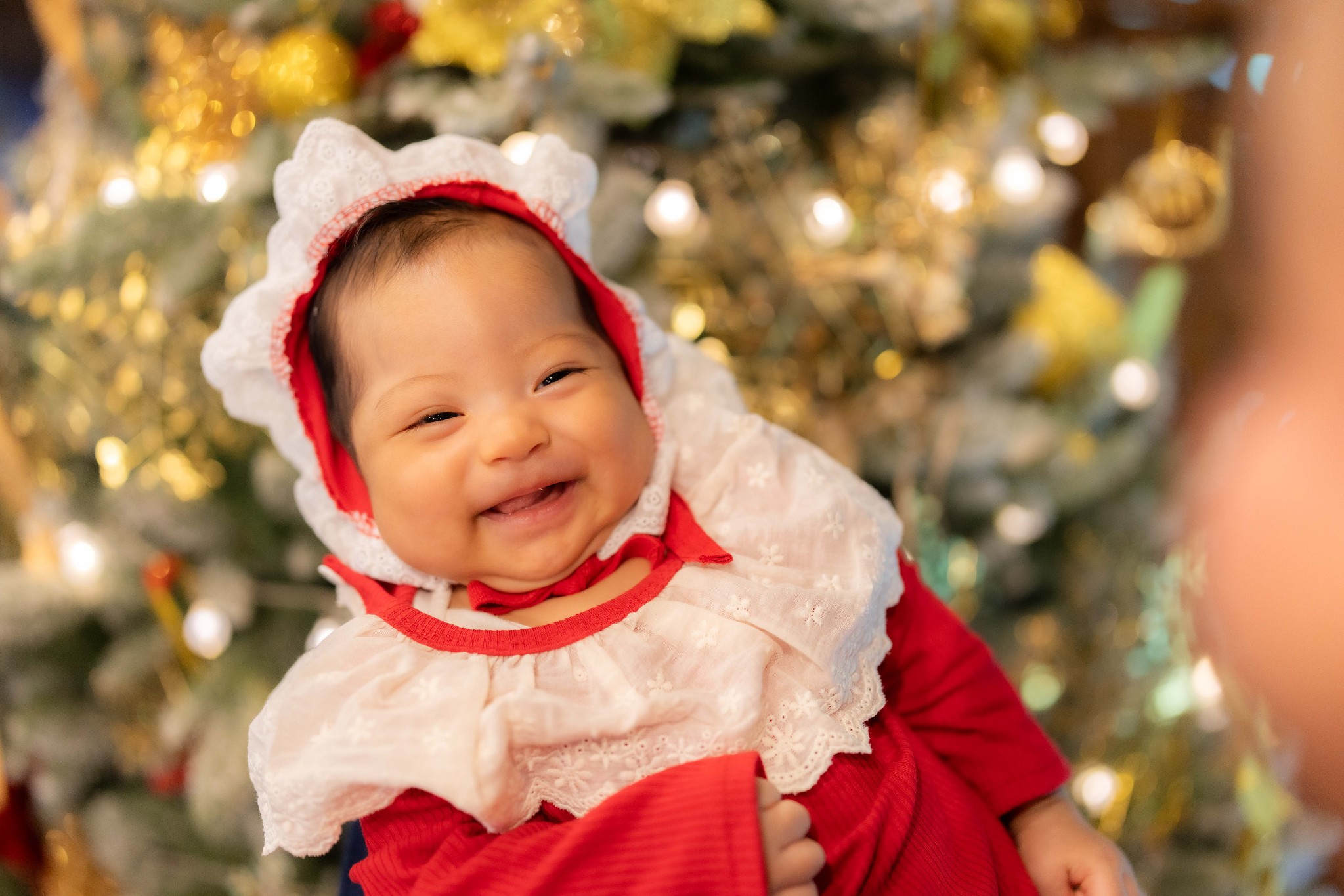 Con gái H'Hen Niê đón Giáng sinh đầu tiên đáng yêu cùng gia đình - Ảnh 4.