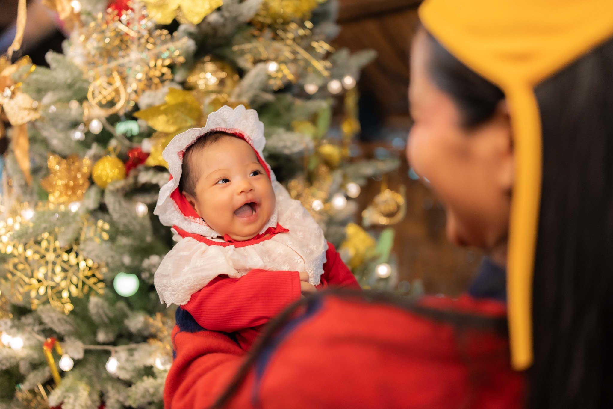Con gái H'Hen Niê đón Giáng sinh đầu tiên đáng yêu cùng gia đình - Ảnh 3.