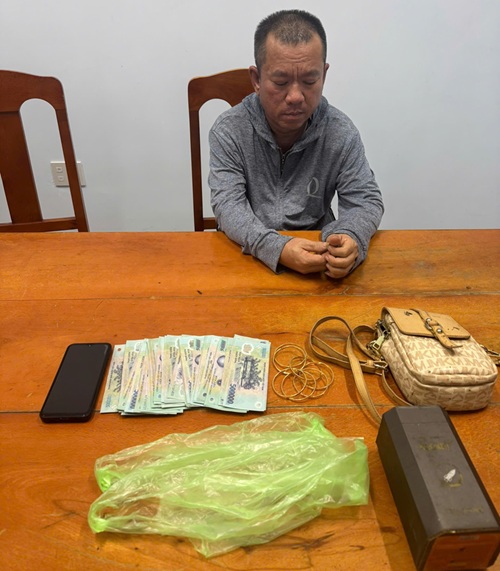 Thực khách bỏ quên túi xách chứa hơn 45 triệu đồng và 6 vòng vàng, nhân viên quán cơm nảy lòng tham chiếm đoạt - Ảnh 1.