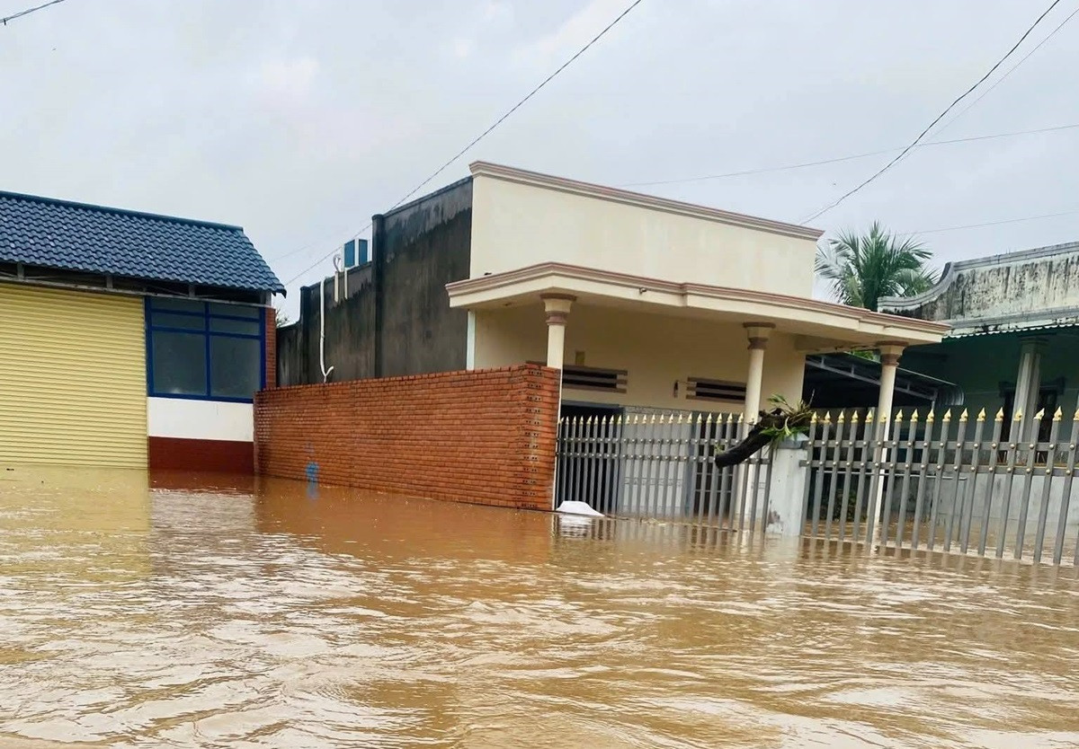 Lũ lên nhanh khiến hơn 1.700 căn nhà ở Lâm Đồng bị ngập, có nơi đến 2,5m - Ảnh 1.