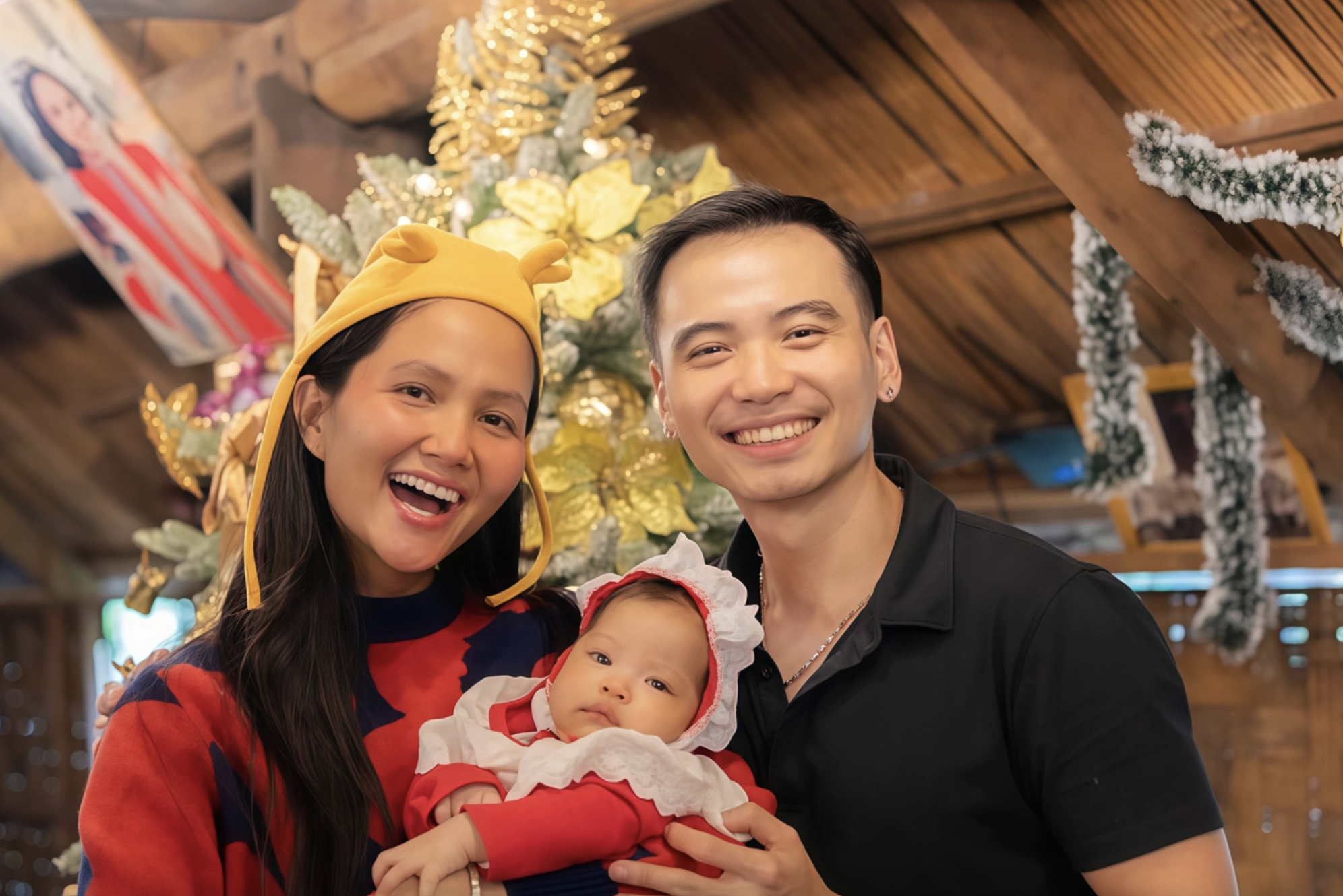 Con gái H'Hen Niê đón Giáng sinh đầu tiên đáng yêu cùng gia đình - Ảnh 2.