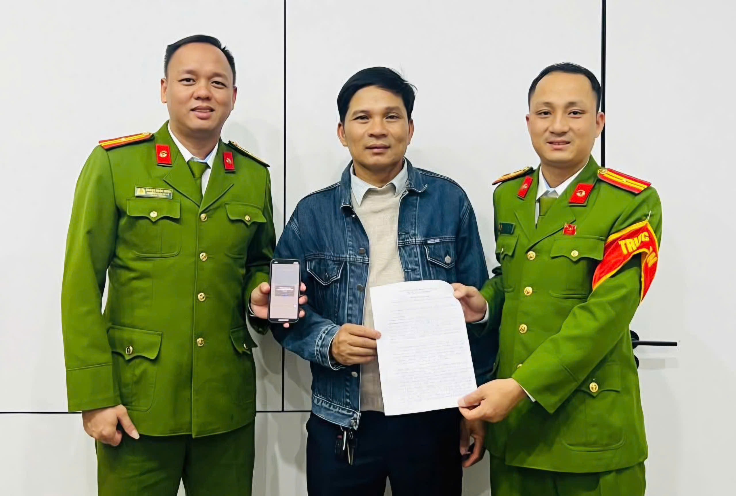 Tài khoản bất ngờ nhận số tiền lớn, người đàn ông đến bàn giao cho công an trong đêm  - Ảnh 1.