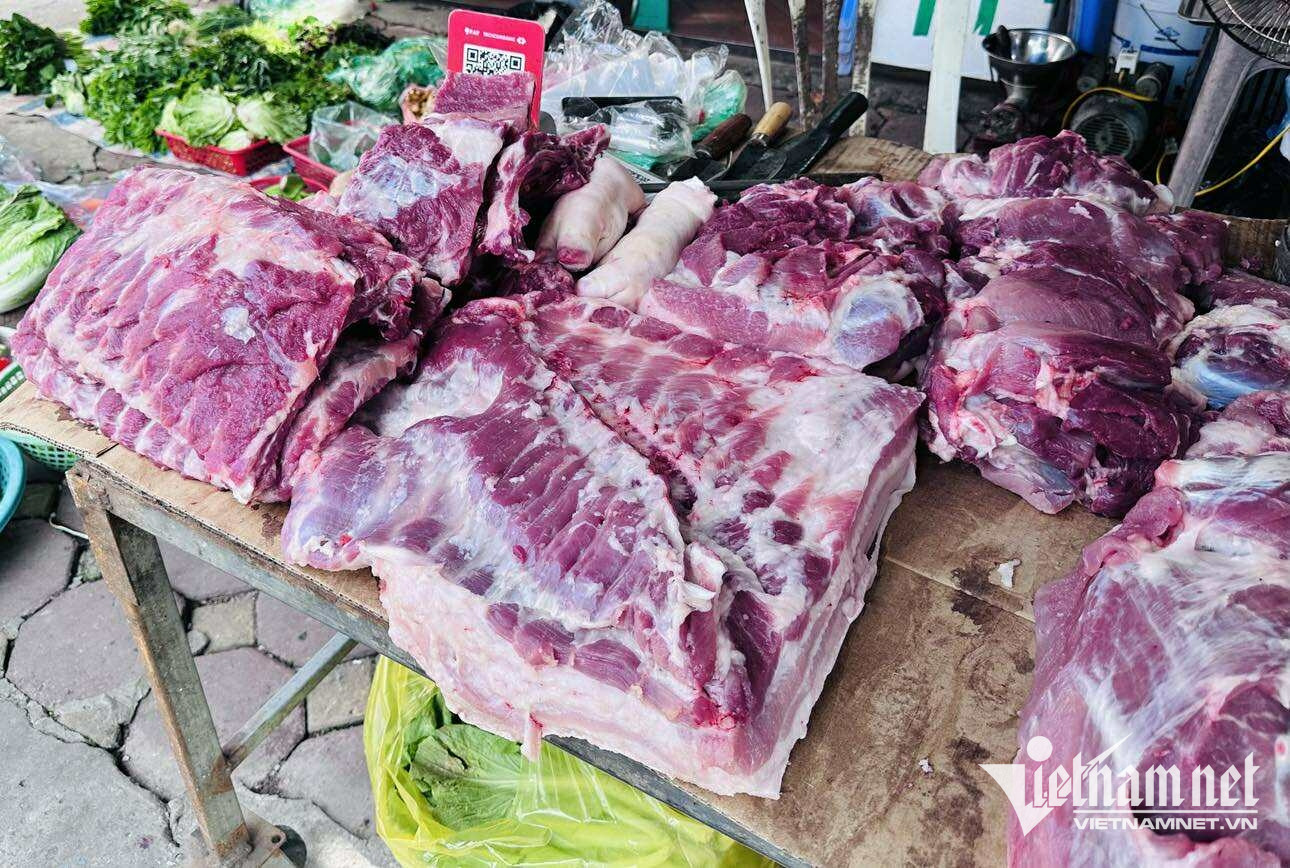 Hơn 800.000 tấn thịt 'ngoại' giá rẻ đổ bộ, giá lợn hơi chạm đáy 4 năm - Ảnh 1.