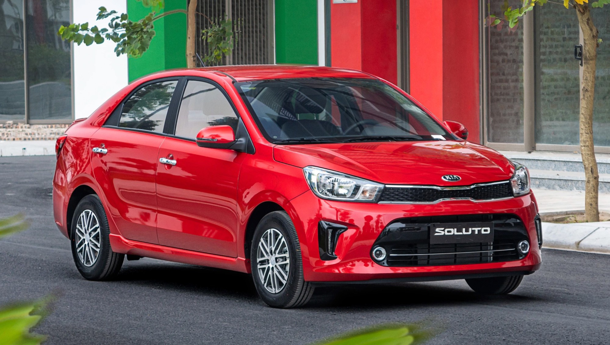 Sedan hạng B si&ecirc;u tiết kiệm xăng giảm sốc, rẻ chỉ ngang xe hạng A: KIA Soluto, Mitsubishi Attrage c&ograve;n bao nhi&ecirc;u? - Ảnh 2.