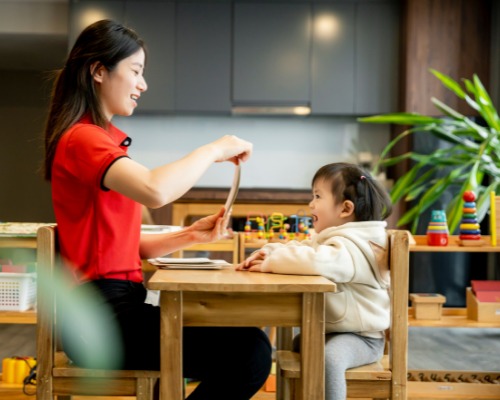 Nữ thạc sĩ bỏ việc lương tiền tỷ đi làm bảo mẫu: Câu chuyện khiến bạn phải nghĩ lại về bằng cấp - Ảnh 1. Nữ thạc sĩ bỏ việc lương tiền tỷ đi làm bảo mẫu: Câu chuyện khiến bạn phải nghĩ lại về bằng cấp - Ảnh 1.