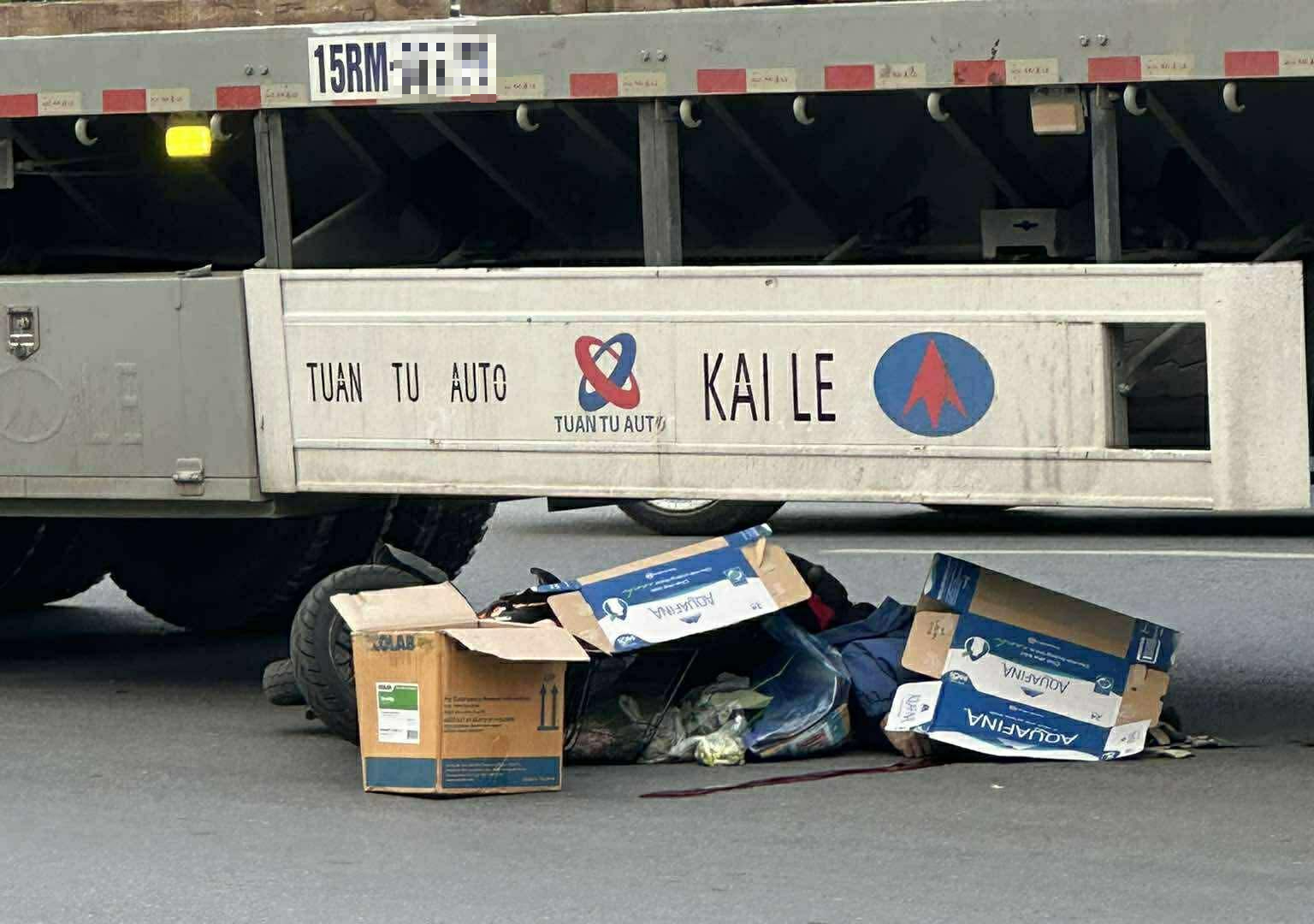 Người phụ nữ đi xe đạp điện tử vong sau va chạm với ô tô đầu kéo- Ảnh 1.