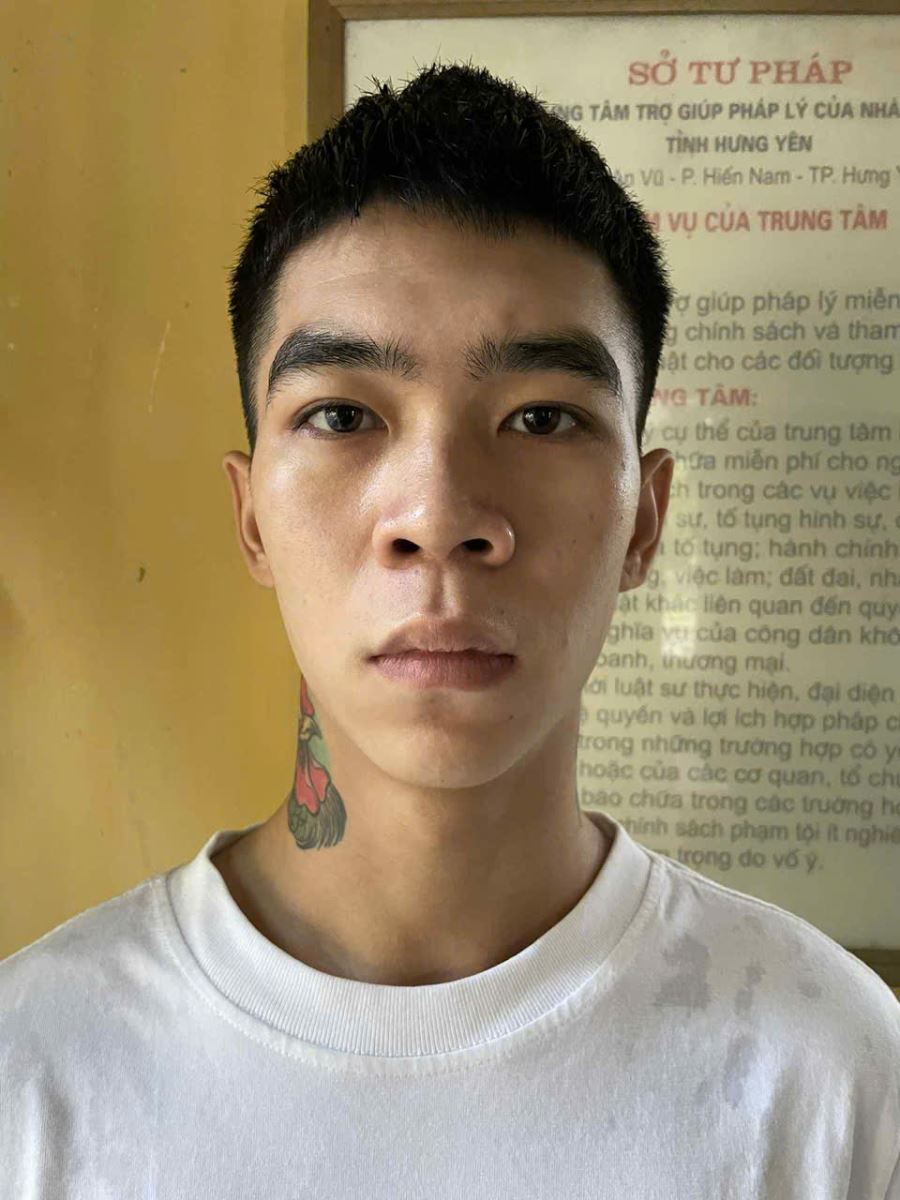 Lên mạng xã hội mua súng về phòng thân, nam thanh niên bị khởi tố - Ảnh 1.