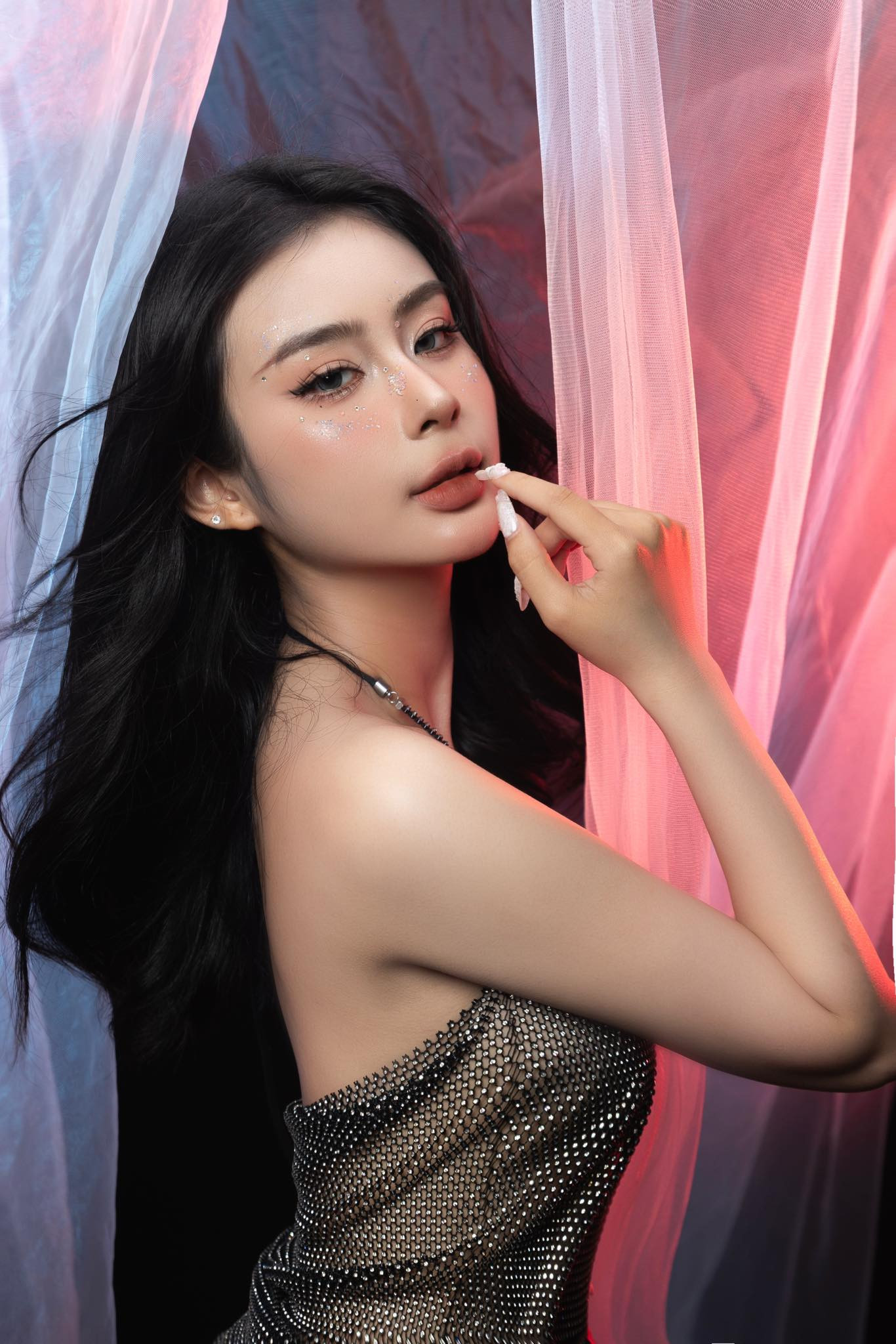 Diễn viên 21 tuổi đóng con gái ông trùm si tình trên phim VTV là ai? - Ảnh 4.