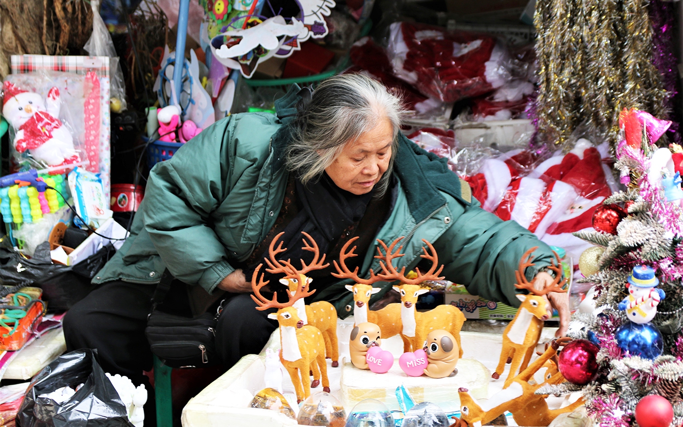 Thông tươi giá rẻ được chị em ‘săn đón’ trang trí dịp Giáng sinh 2025 - Ảnh 8. Thông tươi giá rẻ được chị em ‘săn đón’ trang trí dịp Giáng sinh 2025 - Ảnh 8.