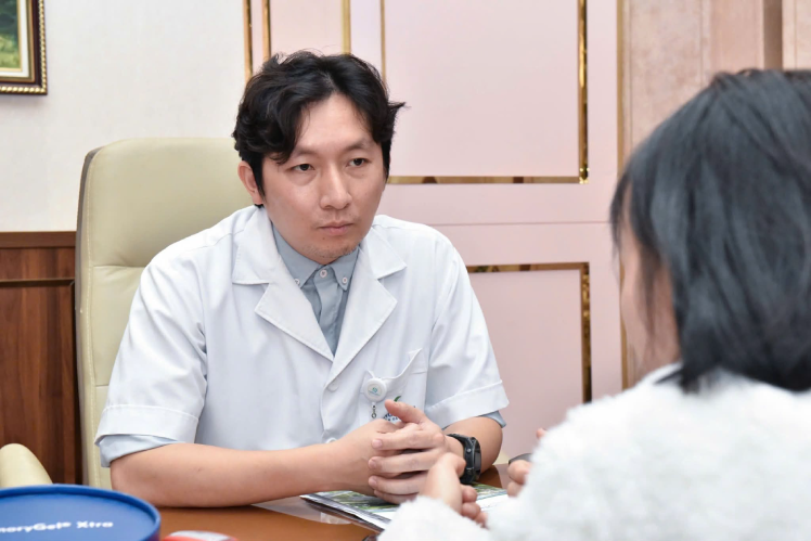 Nữ điều dưỡng 28 tuổi tử vong sau cơn đau ngực - Ảnh 1.