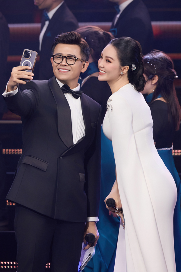 BTV chương trình 'Chuyển động 24H' giấu mặt con gái mới sinh vì lý do gì? - Ảnh 2. BTV chương trình 'Chuyển động 24H' giấu mặt con gái mới sinh vì lý do gì? - Ảnh 2.