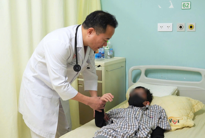 Cha mẹ bỏ qua các dấu hiệu cảnh báo, bé 14 tuổi bị đột qụy não giữa lớp học - Ảnh 1.