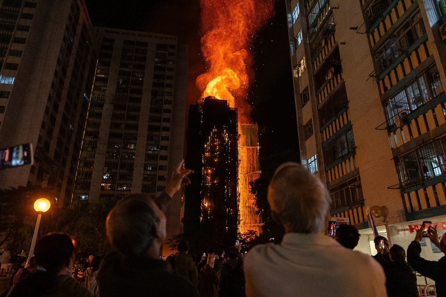 people-look-flames-engulfing-building-1041241334b24c0f-1764410195170951691773-1765017688370-1765017689051574834280.jpg