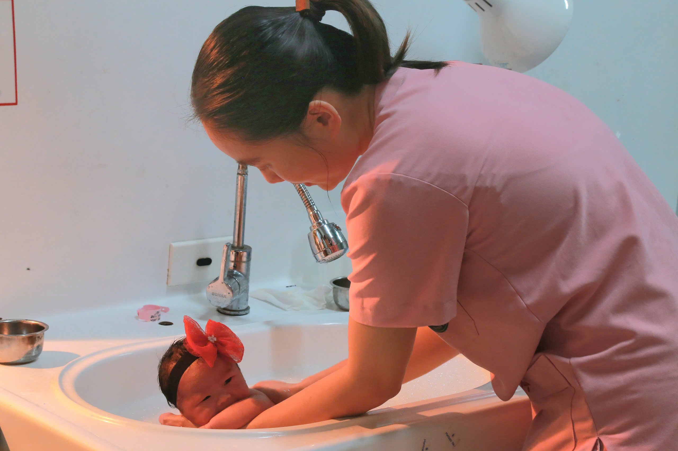 Thâm nhập ca mổ lấy thai tại Ninh Bình: Hành trình đưa ' thiên thần ' ra đời - Ảnh 11. Thâm nhập ca mổ lấy thai tại Ninh Bình: Hành trình đưa ' thiên thần ' ra đời - Ảnh 11.