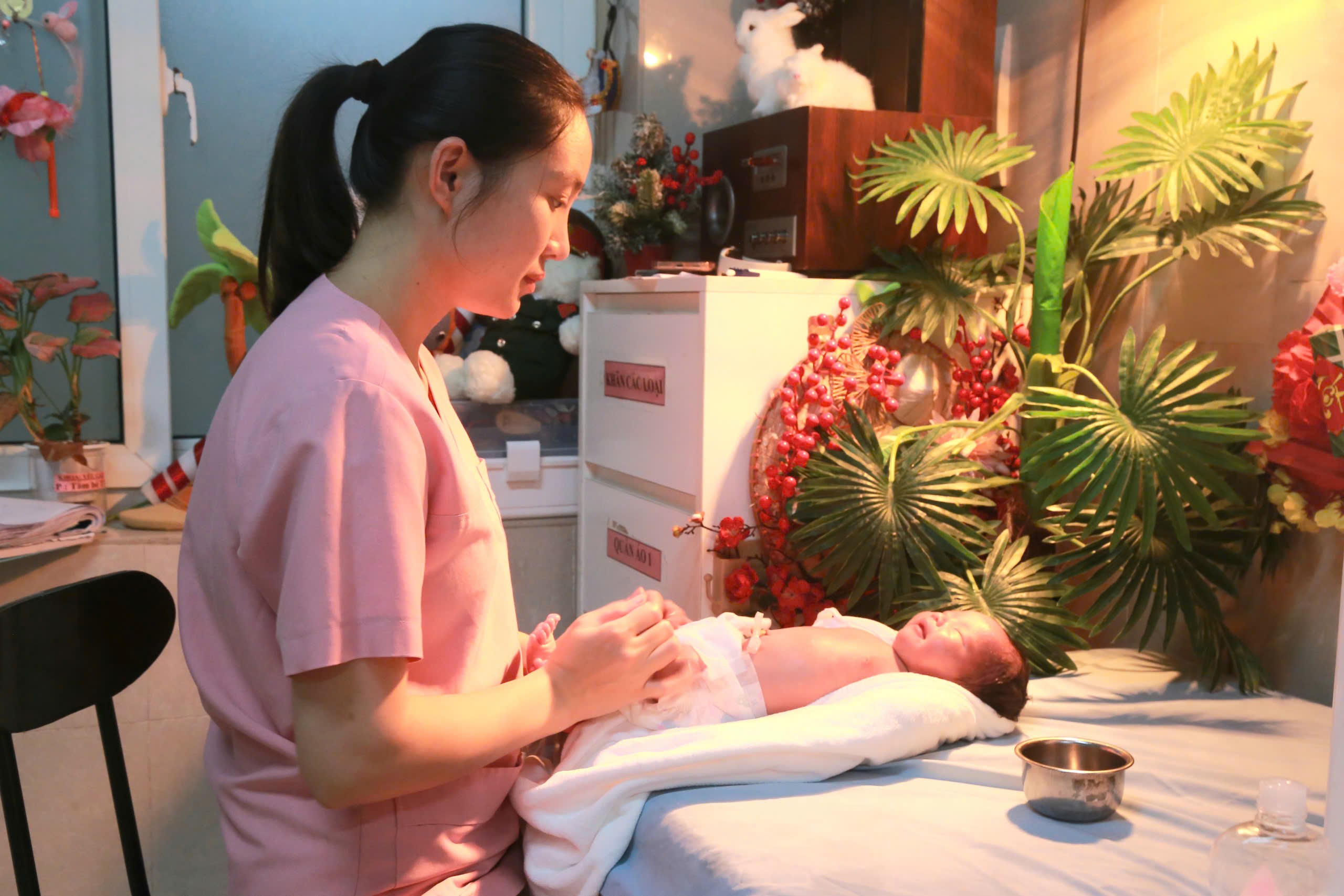 Thâm nhập ca mổ lấy thai tại Ninh Bình: Hành trình đưa ' thiên thần ' ra đời - Ảnh 12. Thâm nhập ca mổ lấy thai tại Ninh Bình: Hành trình đưa ' thiên thần ' ra đời - Ảnh 12.