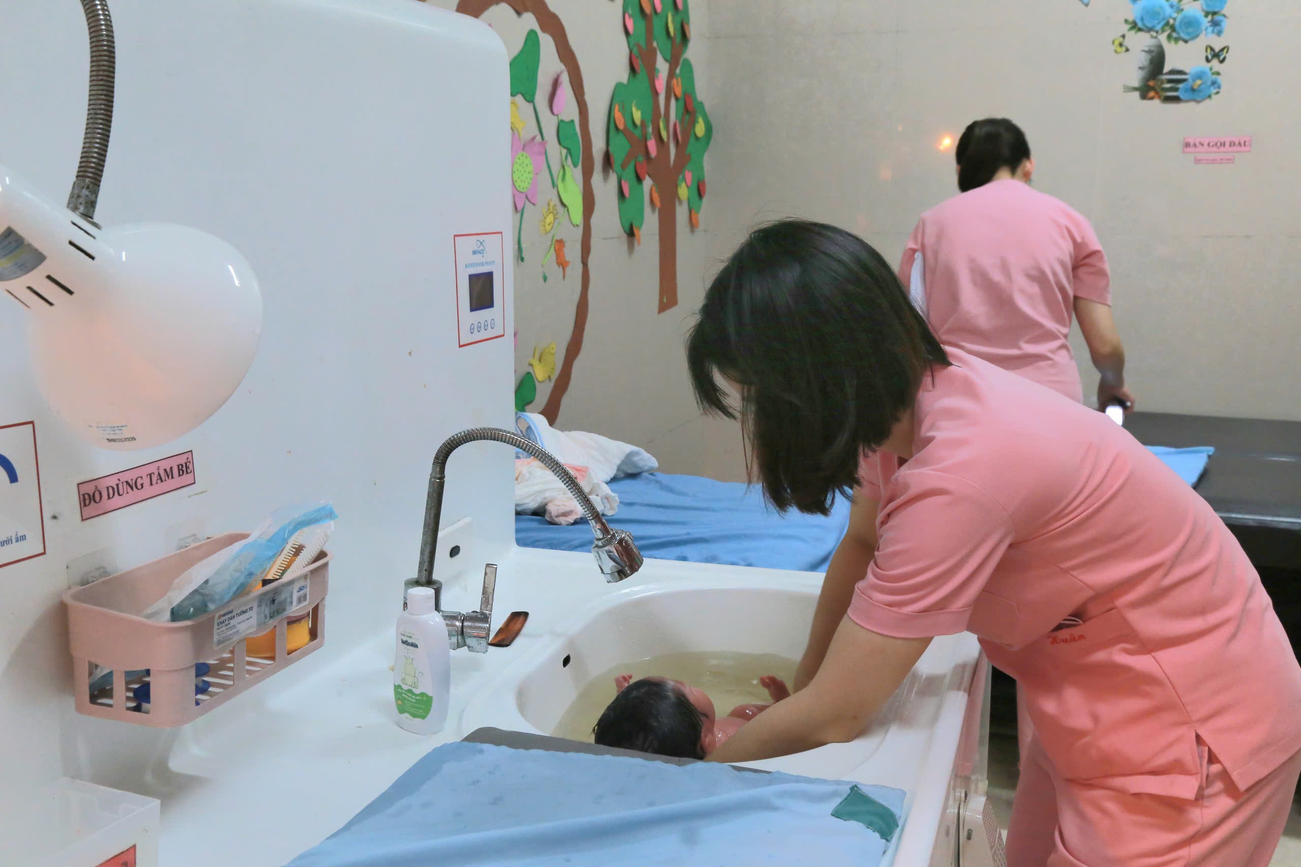 Thâm nhập ca mổ lấy thai tại Ninh Bình: Hành trình đưa ' thiên thần ' ra đời - Ảnh 13. Thâm nhập ca mổ lấy thai tại Ninh Bình: Hành trình đưa ' thiên thần ' ra đời - Ảnh 13.