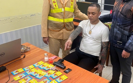 Hà Nội: Khống chế gã "giang hồ" mang theo số lượng lớn ma túy và súng trên ô tô