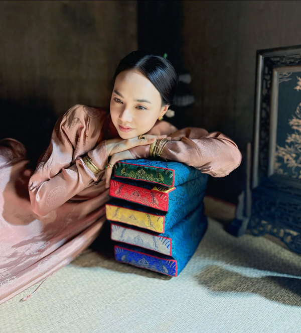 Hoa khôi Tây Đô sau 21 năm đăng quang có hạnh phúc viên mãn bên chồng - đạo diễn trăm tỷ - Ảnh 4.