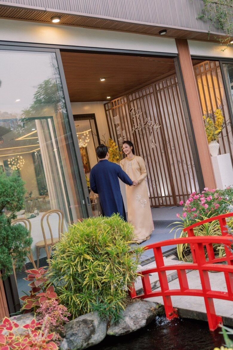 Bên trong biệt thự nhà vườn của chồng Á hậu Hương Ly: Cây cổ thụ tiền tỷ, hồ cá Koi và cầu đỏ đẹp như phim - Ảnh 6. Bên trong biệt thự nhà vườn của chồng Á hậu Hương Ly: Cây cổ thụ tiền tỷ, hồ cá Koi và cầu đỏ đẹp như phim - Ảnh 6.