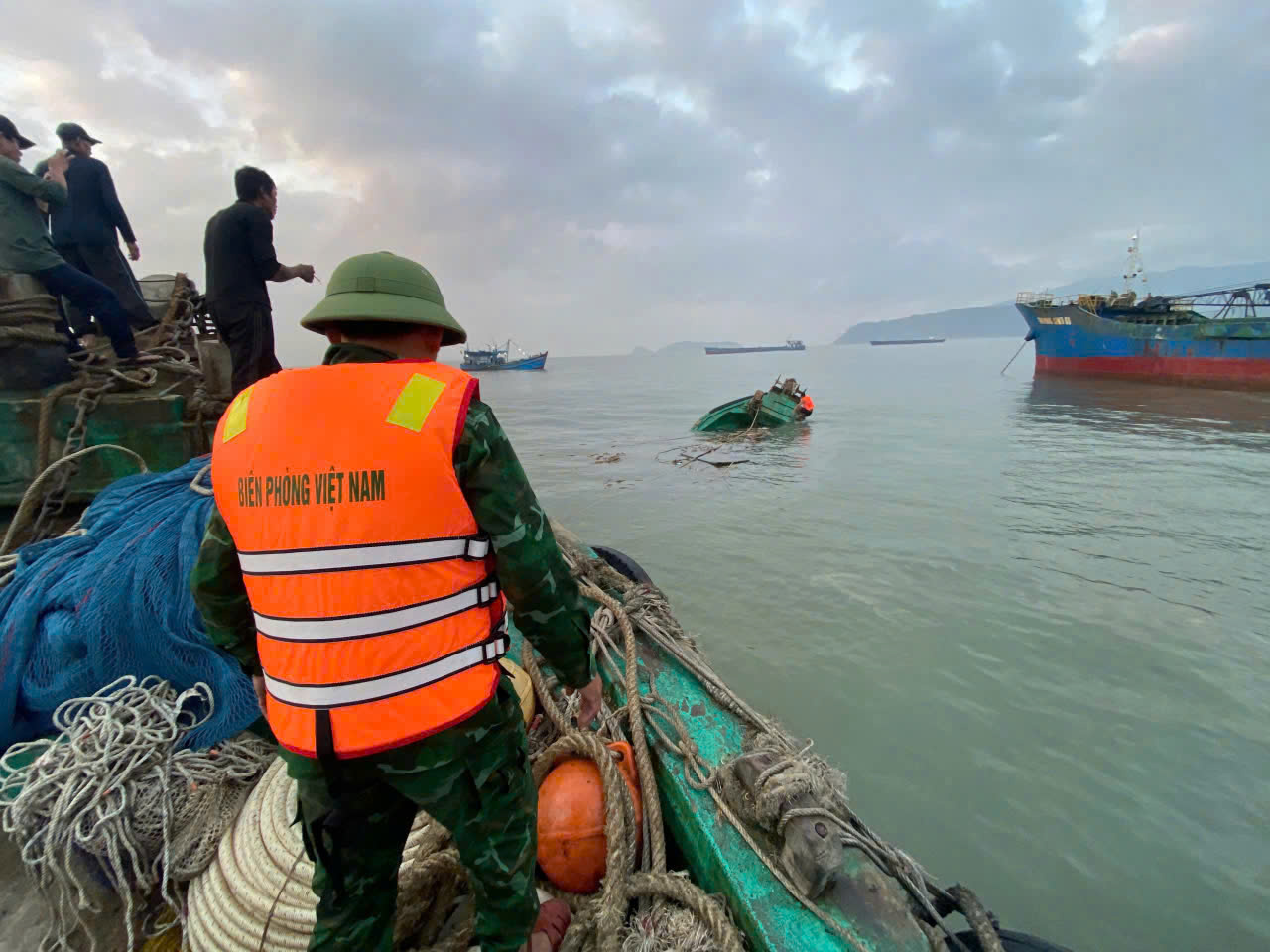 4 ngư dân thoát nạn khi tàu bị chìm trên biển - Ảnh 1.