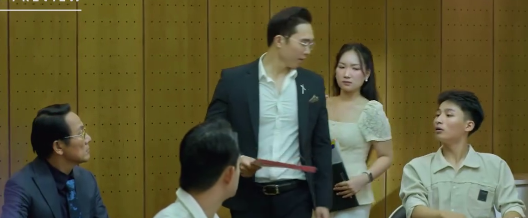 Gia đình trái dấu - Tập 4: Diễn viên múa đi làm giúp việc sau sáp nhập- Ảnh 1. Gia đình trái dấu - Tập 4: Diễn viên múa đi làm giúp việc sau sáp nhập- Ảnh 1.