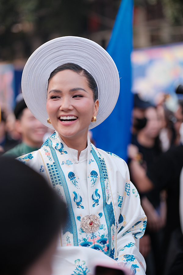 Sắc vóc qua 'cam thường' của H'hen Niê sau sinh - Ảnh 2. Sắc vóc qua 'cam thường' của H'hen Niê sau sinh - Ảnh 2.