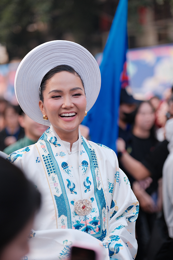 Sắc vóc qua 'cam thường' của H'hen Niê sau sinh - Ảnh 3. Sắc vóc qua 'cam thường' của H'hen Niê sau sinh - Ảnh 3.